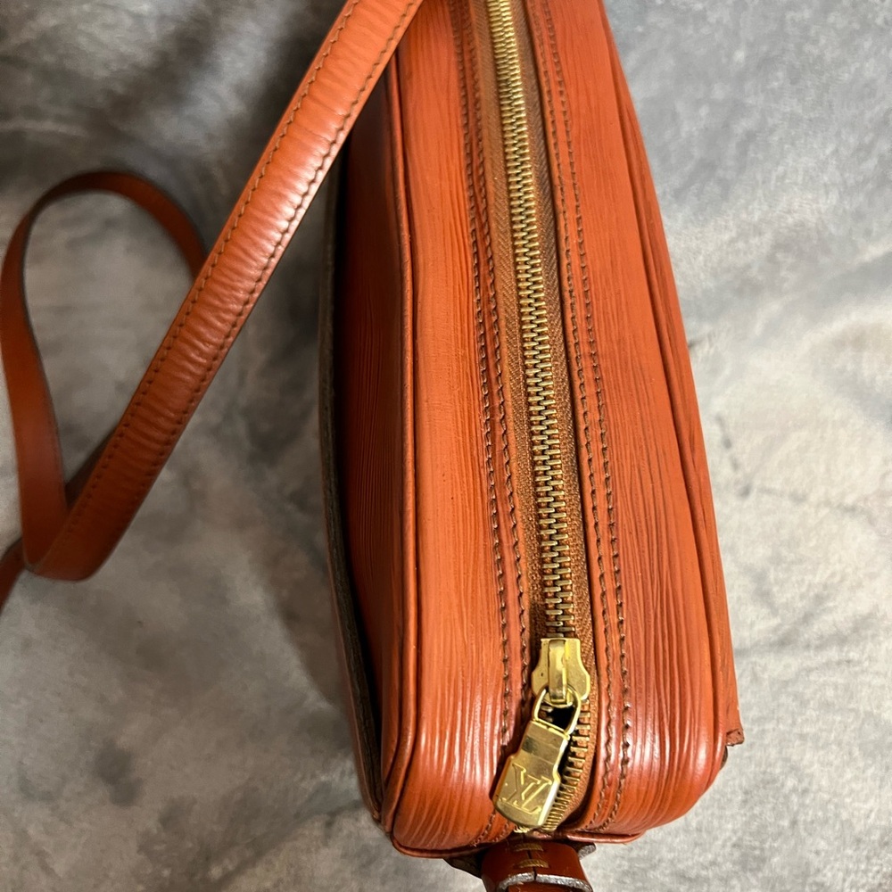 LOUIS VITTON EPI Jeune Fille Epi Crossbody in Kenyan Fawn color - Picture 10 of 16